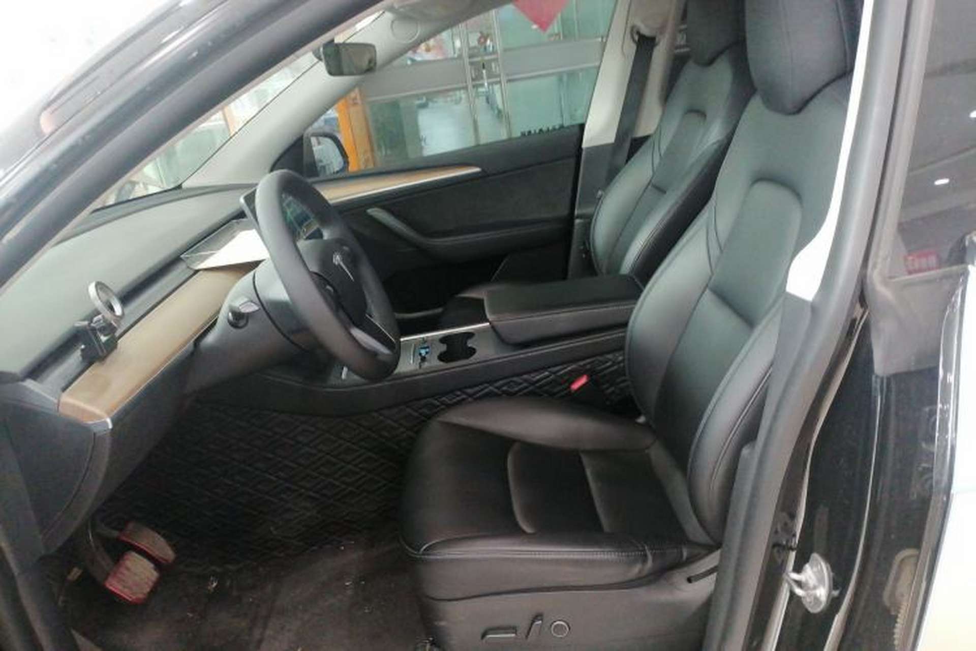 Used Tesla Model Y 2021 Standard Range Rear-Wheel Drive Version Left Front Seat