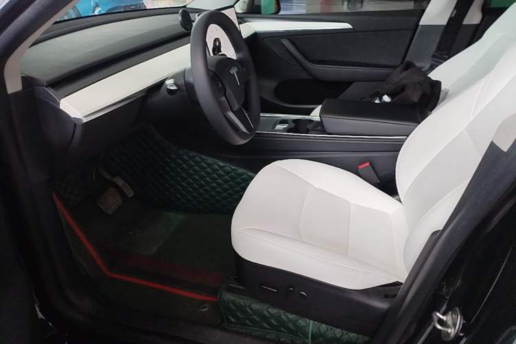 Used Tesla Model Y 2021 Standard Range Rear-Wheel Drive Version Left Front Seat