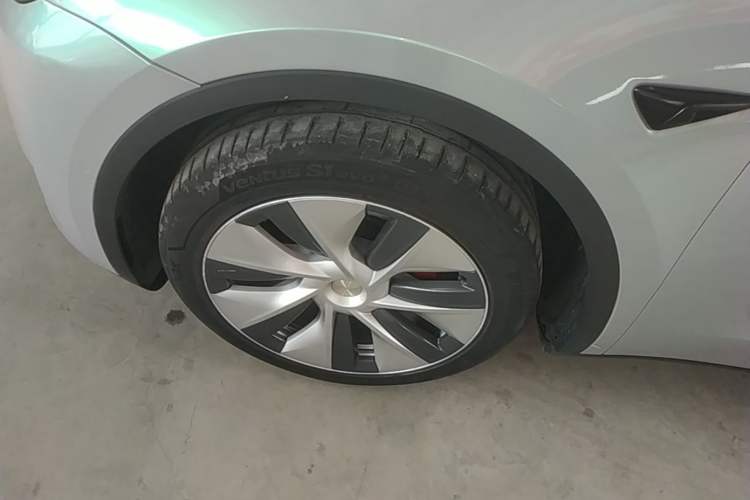 Used Tesla Model Y 2021 Long-Range All-Wheel-Drive Version 3D7 Left Front Wheel Hub