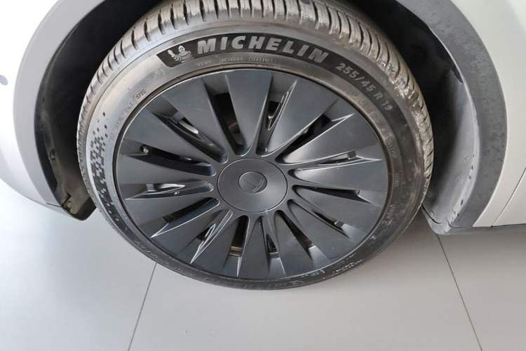 Used Tesla Model Y 2021 Long-Range All-Wheel-Drive Version 3D7 Left Front Wheel Hub