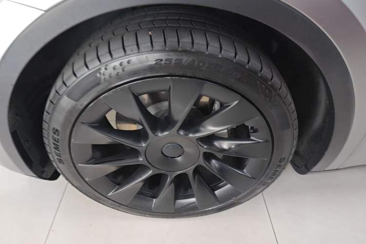 Used Tesla Model Y 2021 Standard Range Rear-Wheel Drive Version Left Front Wheel Hub