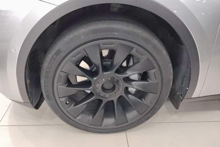 Used Tesla Model Y 2021 Long-Range All-Wheel-Drive Version 3D7 Left Front Wheel Hub