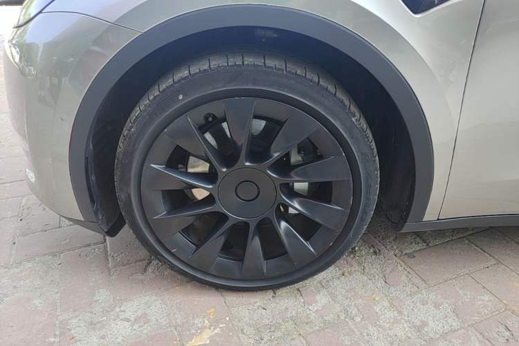 Used Tesla Model Y 2021 Long-Range All-Wheel-Drive Version Left Front Wheel Hub