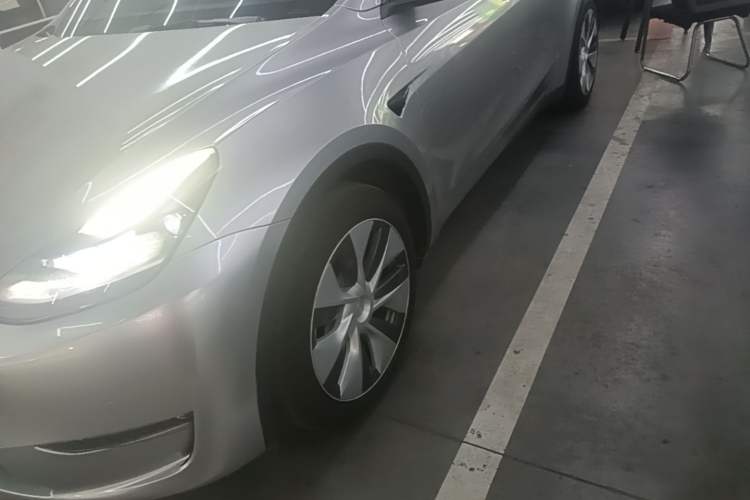 Used Tesla Model Y 2021 Long-Range All-Wheel-Drive Version Left Front Wheel Hub