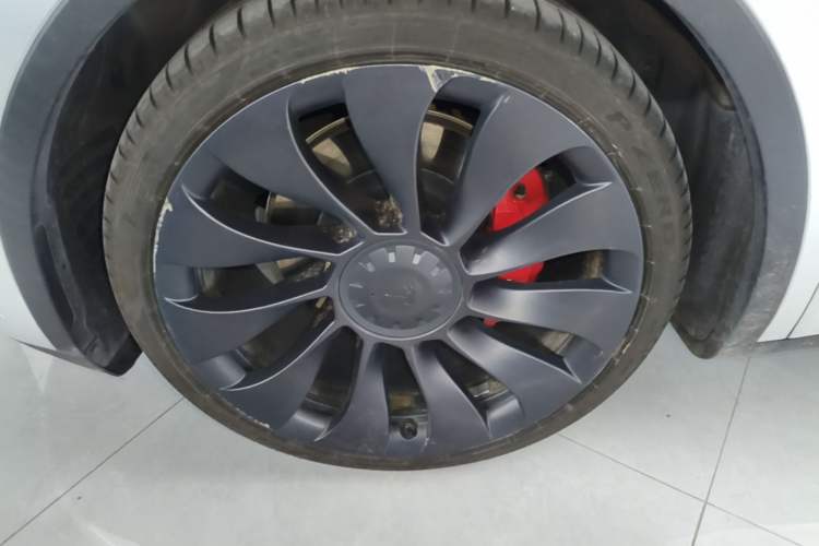 Used Tesla Model Y 2021 Performance High-Performance All-Wheel-Drive Version Left Front Wheel Hub