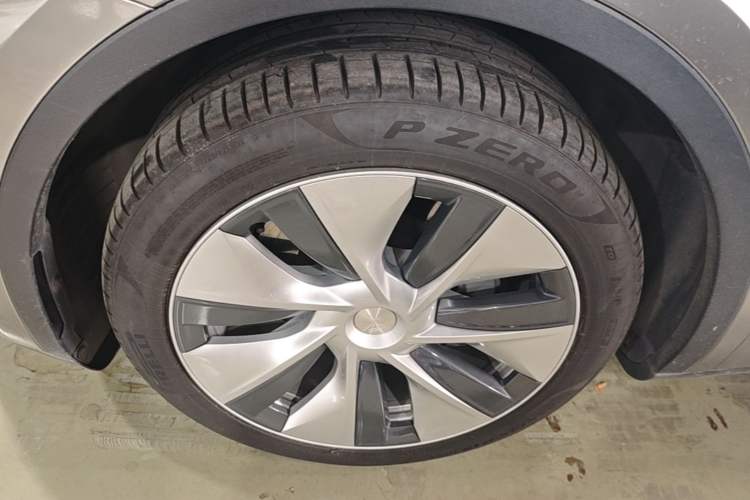 Used Tesla Model Y 2021 Long-Range All-Wheel-Drive Version 3D7 Left Front Wheel Hub