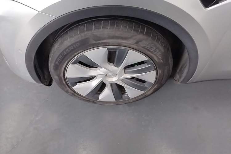 Used Tesla Model Y 2021 Standard Range Rear-Wheel Drive Version Left Front Wheel Hub