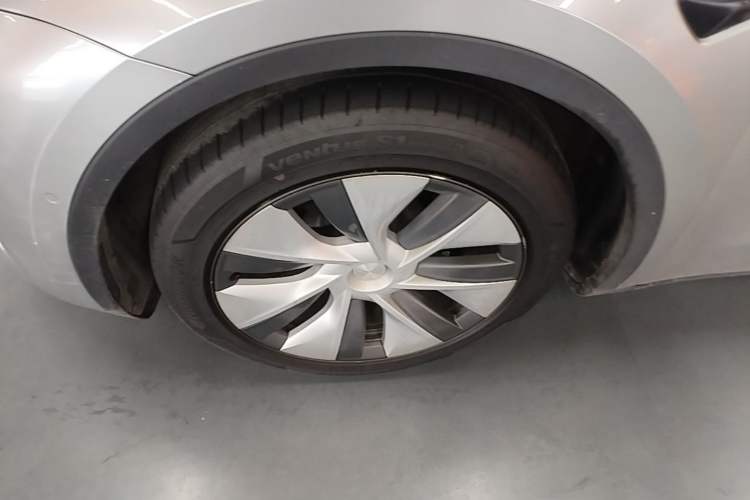 Used Tesla Model Y 2021 Standard Range Rear-Wheel Drive Version Left Front Wheel Hub