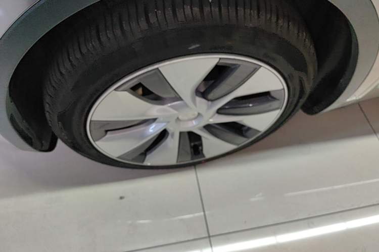 Used Tesla Model Y 2021 Standard Range Rear-Wheel Drive Version Left Front Wheel Hub