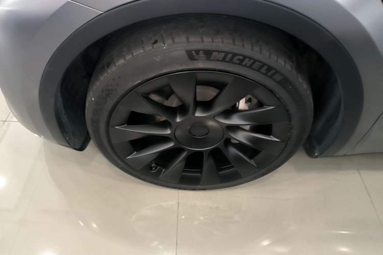 Used Tesla Model Y 2021 Long-Range All-Wheel-Drive Version Left Front Wheel Hub