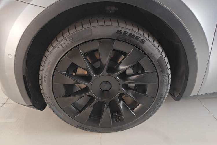 Used Tesla Model Y 2021 Standard Range Rear-Wheel Drive Version Left Front Wheel Hub