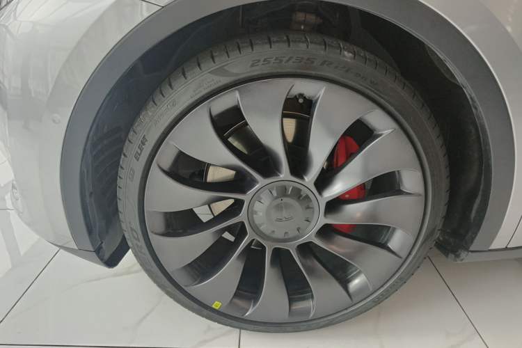 Used Tesla Model Y 2021 Performance High-Performance All-Wheel-Drive Version Left Front Wheel Hub