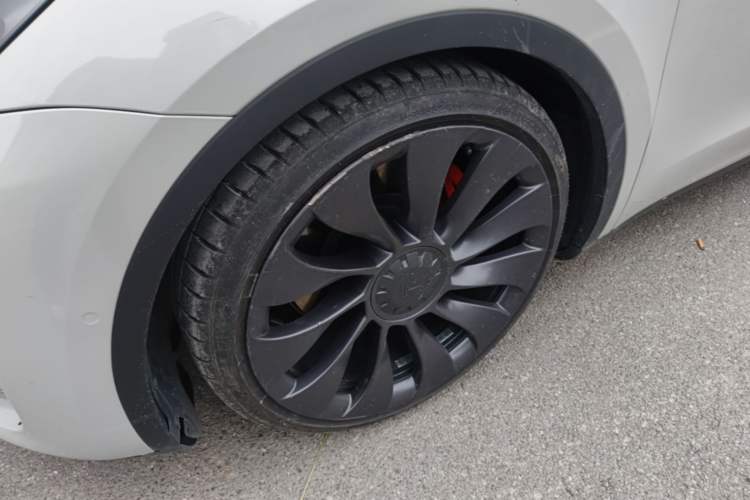 Used Tesla Model Y 2021 Performance High-Performance All-Wheel-Drive Version Left Front Wheel Hub