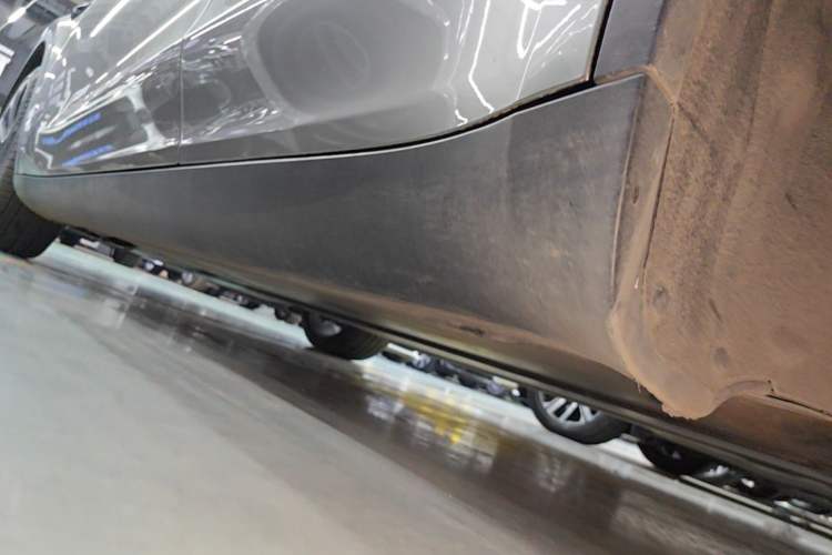 Used Tesla Model Y 2021 Standard Range Rear-Wheel Drive Version Left Side Sill