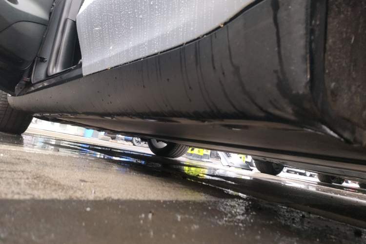 Used Tesla Model Y 2021 Long-Range All-Wheel-Drive Version 3D7 Left Side Sill