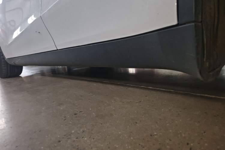 Used Tesla Model Y 2021 Standard Range Rear-Wheel Drive Version Left Side Sill