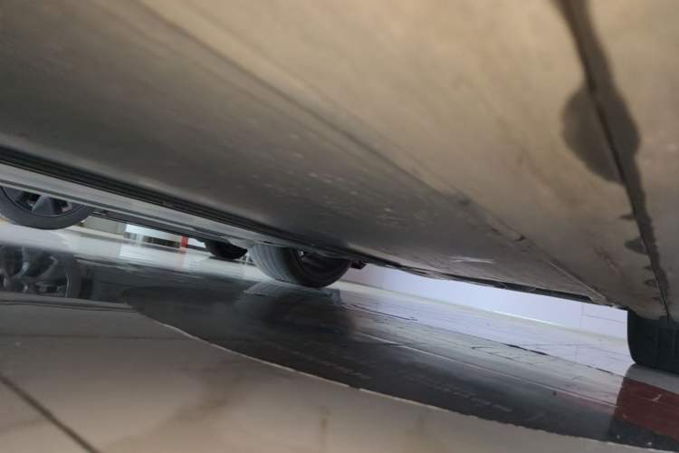 Used Tesla Model Y 2021 Performance High-Performance All-Wheel-Drive Version Left Side Sill