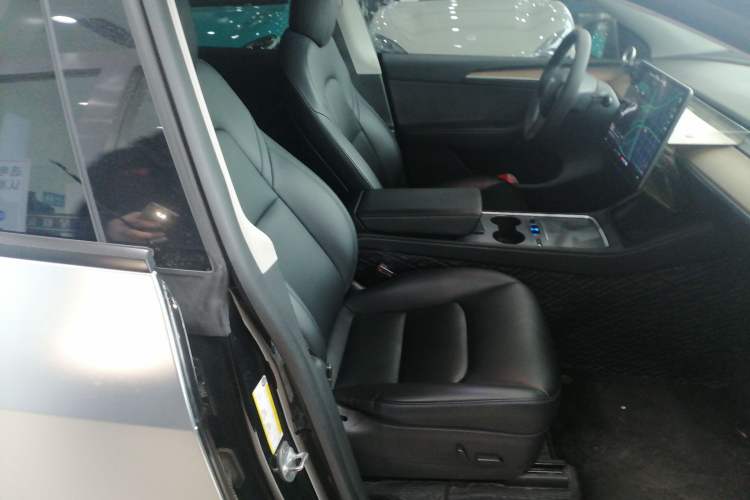 Used Tesla Model Y 2021 Standard Range Rear-Wheel Drive Version Right Front Seat