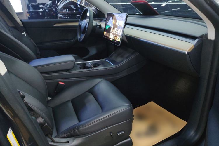 Used Tesla Model Y 2021 Standard Range Rear-Wheel Drive Version Right Front Seat