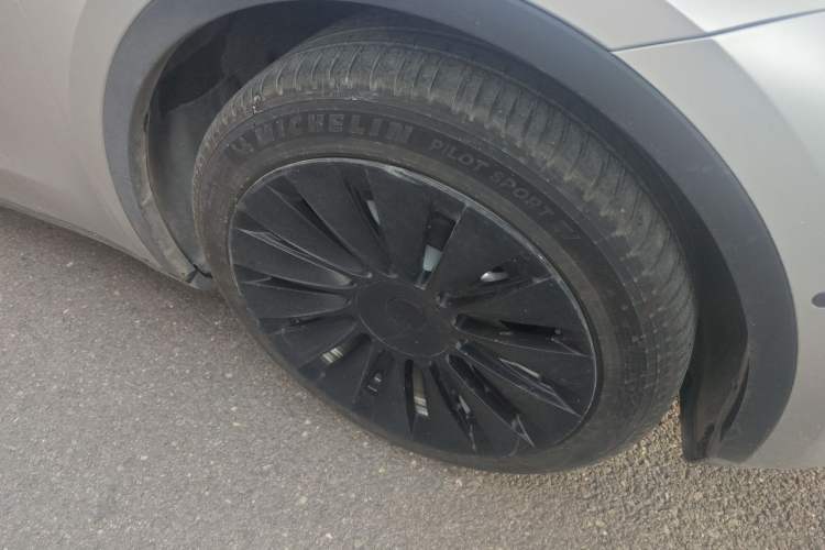 Used Tesla Model Y 2021 Long-Range All-Wheel-Drive Version 3D7 Right Front Wheel Hub