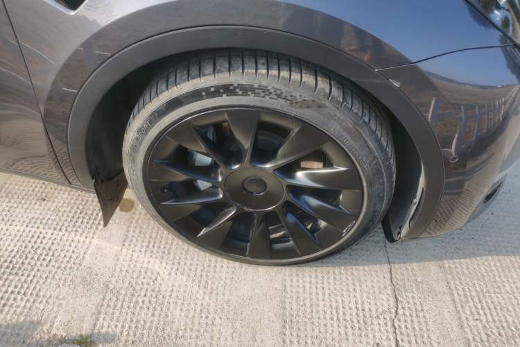 Used Tesla Model Y 2021 Long-Range All-Wheel-Drive Version Right Front Wheel Hub