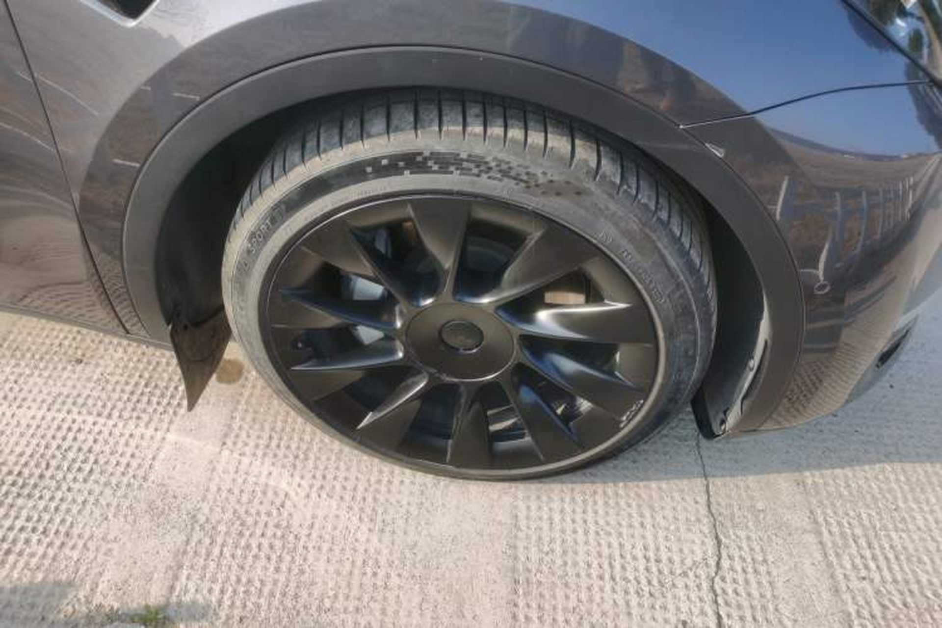 Used Tesla Model Y 2021 Long-Range All-Wheel-Drive Version Right Front Wheel Hub