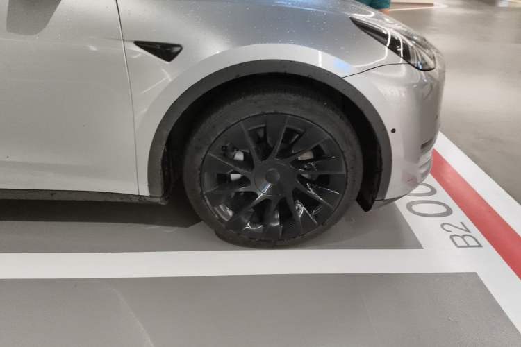 Used Tesla Model Y 2021 Standard Range Rear-Wheel Drive Version Right Front Wheel Hub