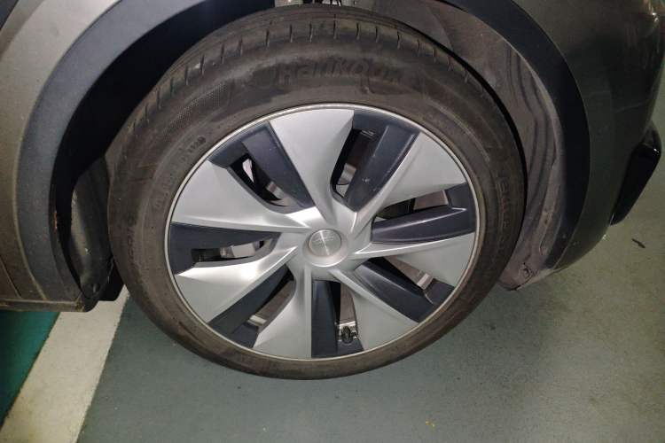 Used Tesla Model Y 2021 Revised Version 2 Long-Range All-Wheel-Drive Edition Right Front Wheel Hub