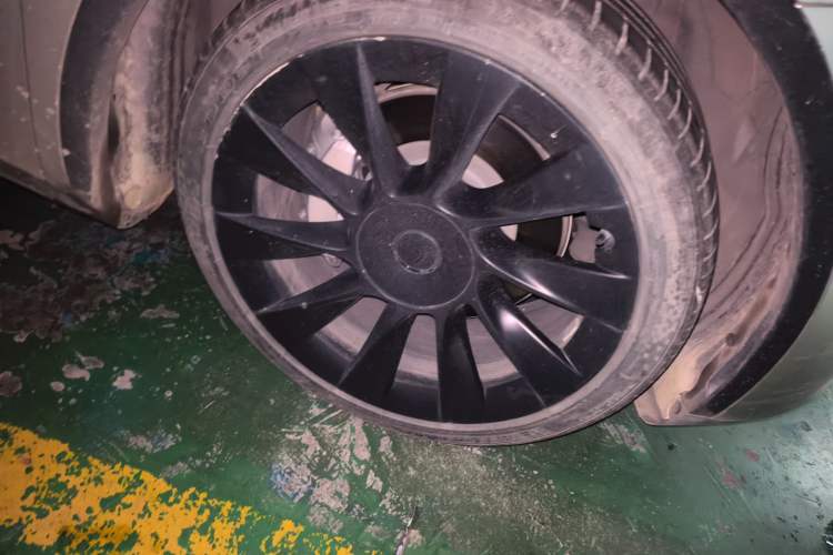 Used Tesla Model Y 2021 Standard Range Rear-Wheel Drive Version Right Front Wheel Hub