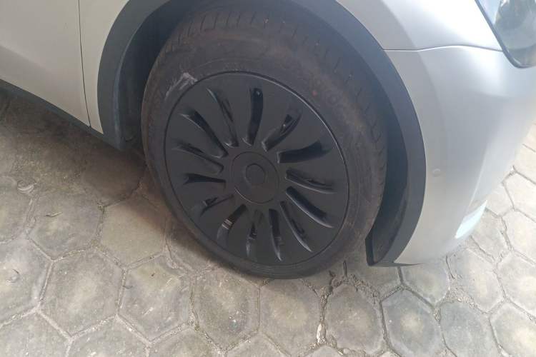 Used Tesla Model Y 2021 Long-Range All-Wheel-Drive Version 3D7 Right Front Wheel Hub
