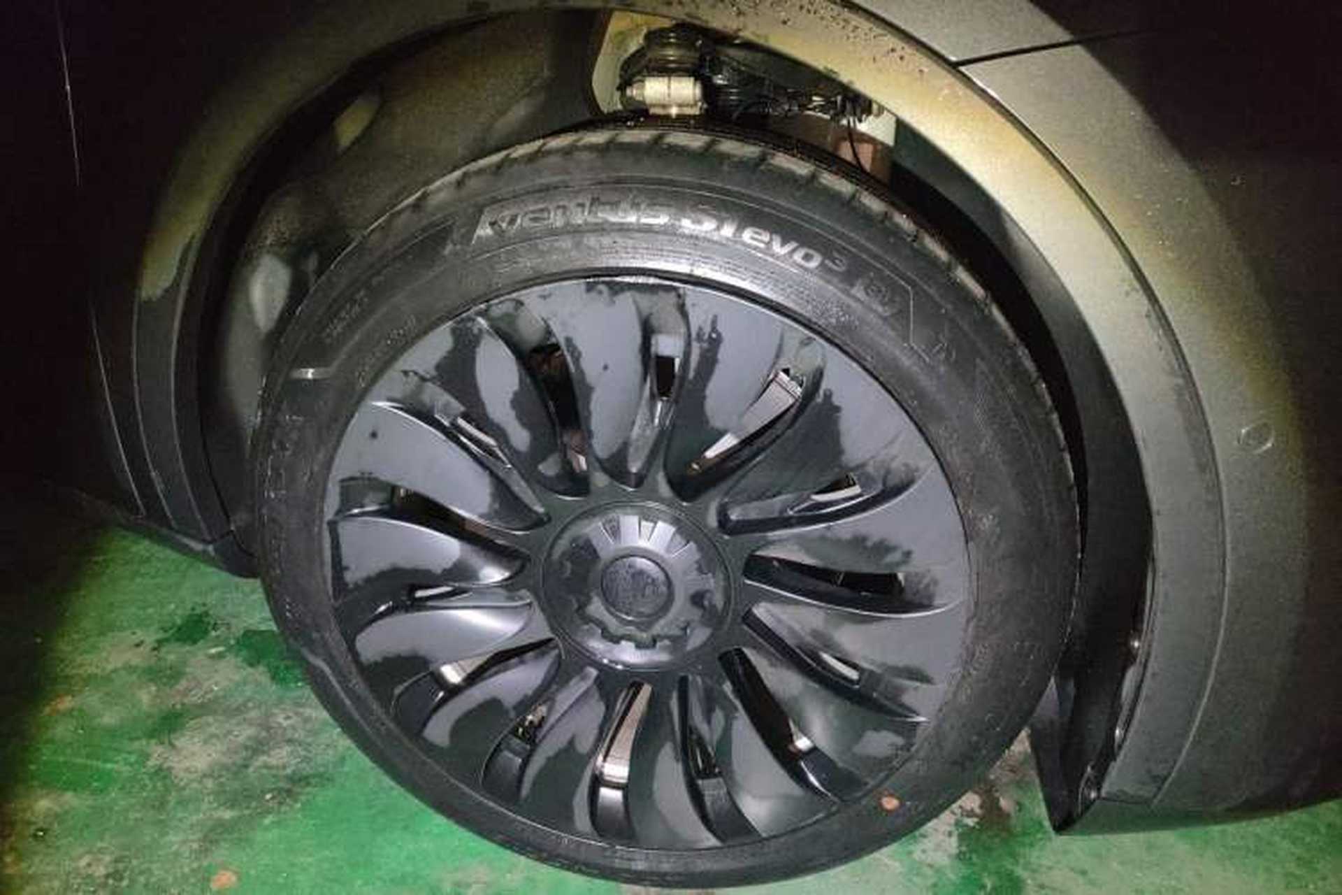 Used Tesla Model Y 2021 Standard Range Rear-Wheel Drive Version Right Front Wheel Hub