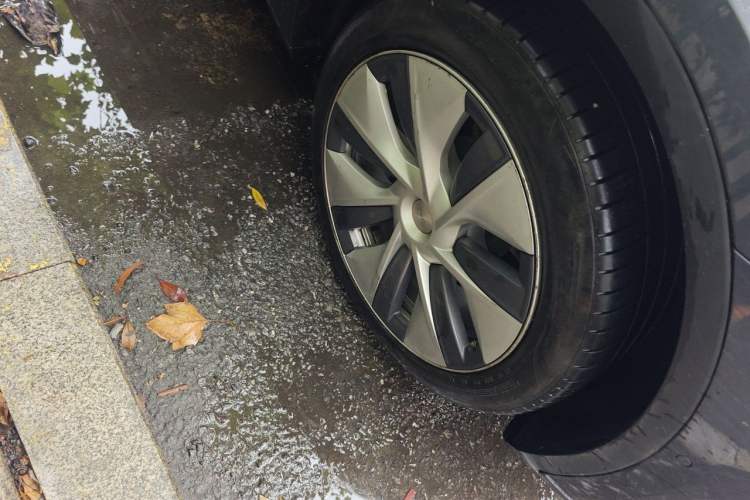 Used Tesla Model Y 2021 Standard Range Rear-Wheel Drive Version Right Front Wheel Hub