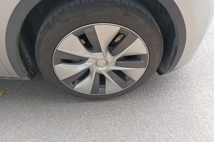 Used Tesla Model Y 2021 Standard Range Rear-Wheel Drive Version Right Front Wheel Hub