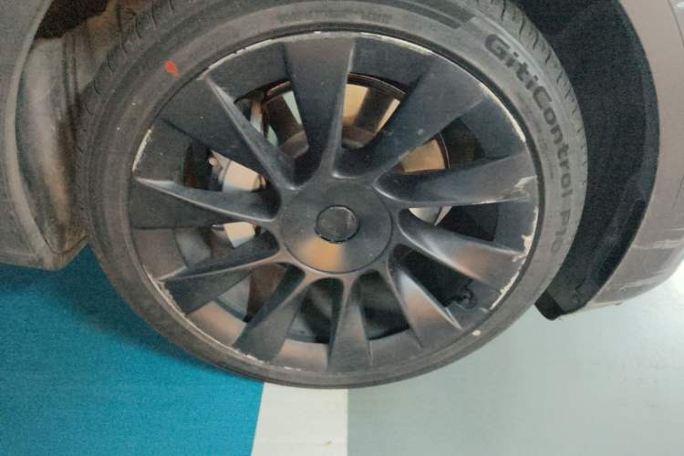 Used Tesla Model Y 2021 Long-Range All-Wheel-Drive Version Right Front Wheel Hub