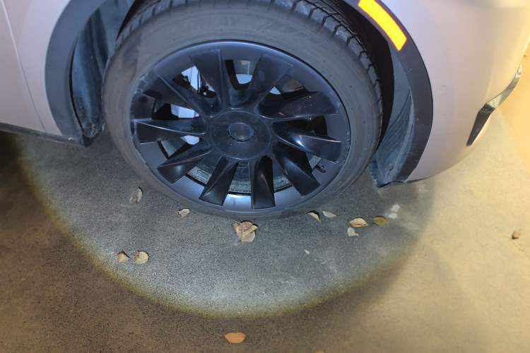 Used Tesla Model Y 2021 Standard Range Rear-Wheel Drive Version Right Front Wheel Hub