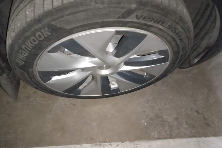 Used Tesla Model Y 2021 Long-Range All-Wheel-Drive Version 3D7 Right Front Wheel Hub