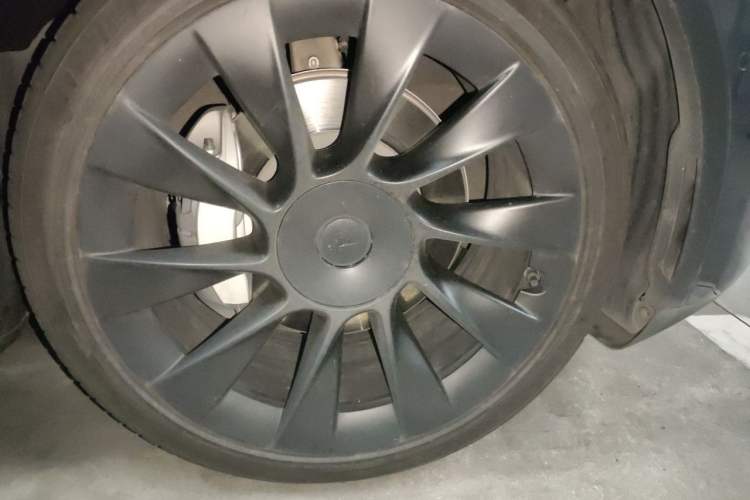 Used Tesla Model Y 2021 Long-Range All-Wheel-Drive Version Right Front Wheel Hub
