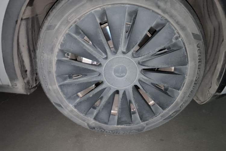 Used Tesla Model Y 2021 Standard Range Rear-Wheel Drive Version Right Front Wheel Hub
