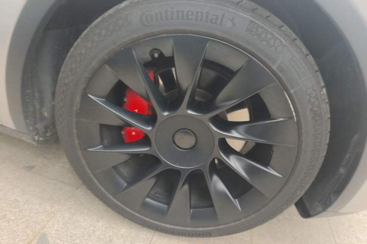 Used Tesla Model Y 2021 Long-Range All-Wheel-Drive Version Right Front Wheel Hub