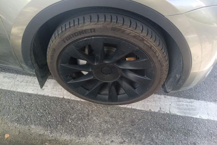Used Tesla Model Y 2021 Standard Range Rear-Wheel Drive Version Right Front Wheel Hub