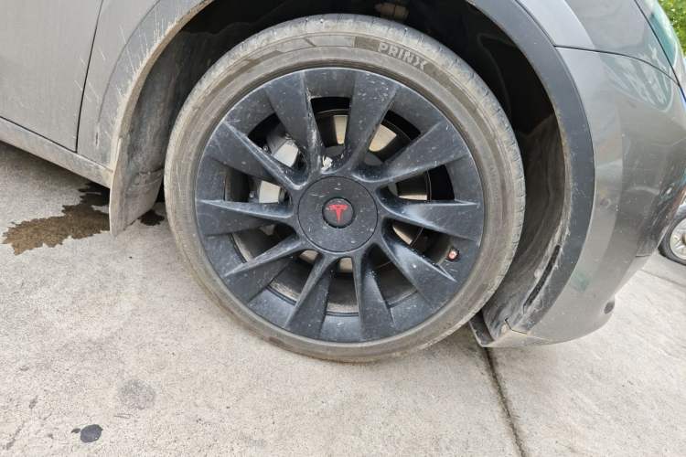 Used Tesla Model Y 2021 Standard Range Rear-Wheel Drive Version Right Front Wheel Hub