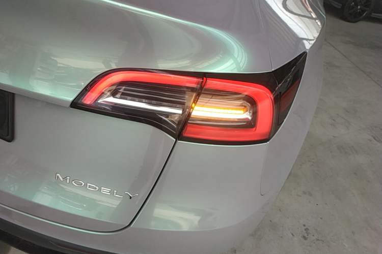 Used Tesla Model Y 2021 Long-Range All-Wheel-Drive Version 3D7 Right Rear Taillight