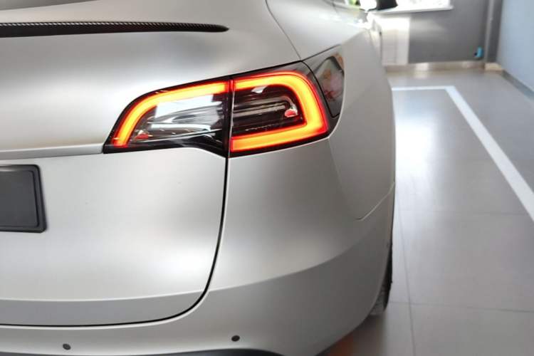 Used Tesla Model Y 2021 Long-Range All-Wheel-Drive Version 3D7 Right Rear Taillight