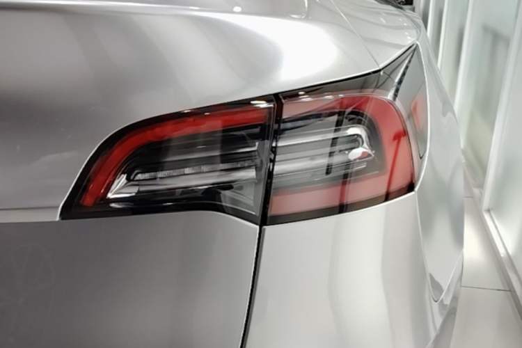 Used Tesla Model Y 2021 Long-Range All-Wheel-Drive Version 3D7 Right Rear Taillight