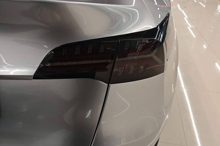Used Tesla Model Y 2021 Standard Range Rear-Wheel Drive Version Right Rear Taillight