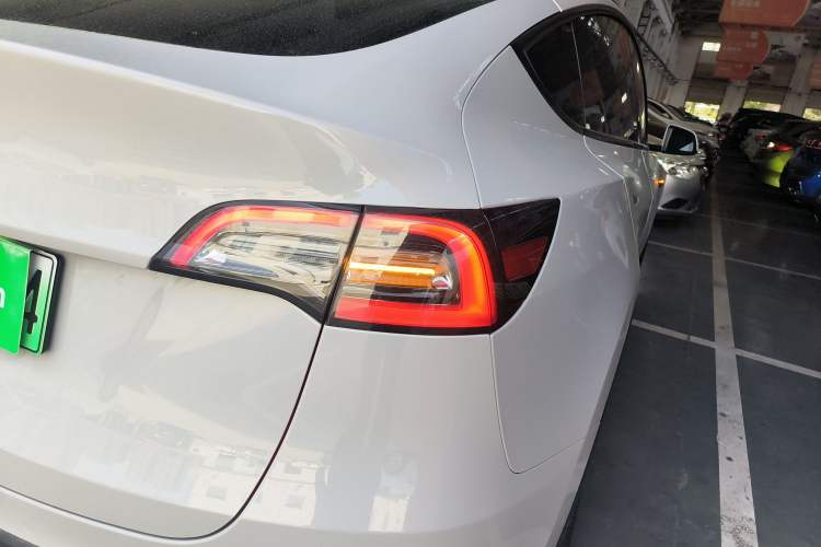 Used Tesla Model Y 2021 Standard Range Rear-Wheel Drive Version Right Rear Taillight