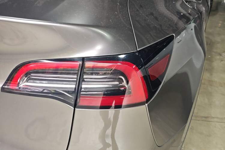 Used Tesla Model Y 2021 Long-Range All-Wheel-Drive Version 3D7 Right Rear Taillight