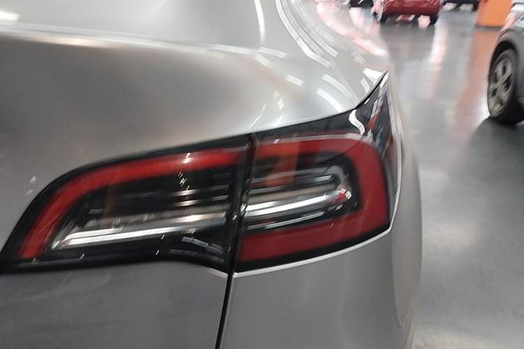 Used Tesla Model Y 2021 Standard Range Rear-Wheel Drive Version Right Rear Taillight