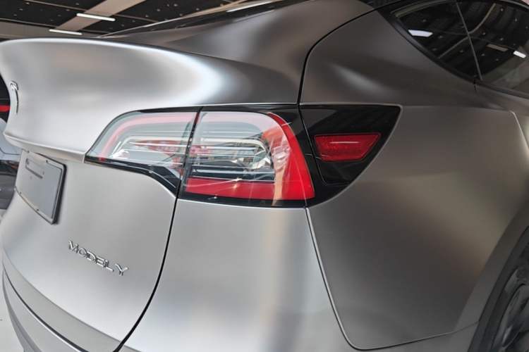 Used Tesla Model Y 2021 Standard Range Rear-Wheel Drive Version Right Rear Taillight