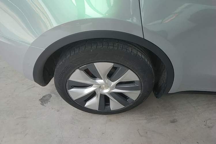 Used Tesla Model Y 2021 Long-Range All-Wheel-Drive Version 3D7 Right Rear Wheel Hub